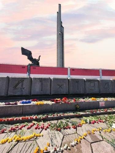 Националисты в Латвии торопятся со сносом памятника – пока не возникло судебных исков