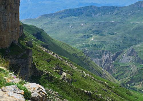 Туристка погибла в результате падения машины с обрыва в Дагестане