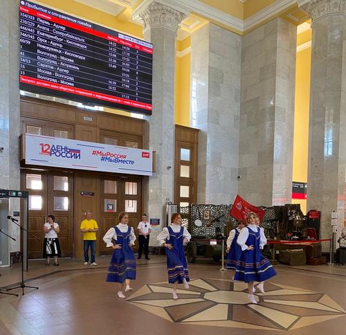 Концерт ко Дню России прошёл на железнодорожном вокзале Волгограда 