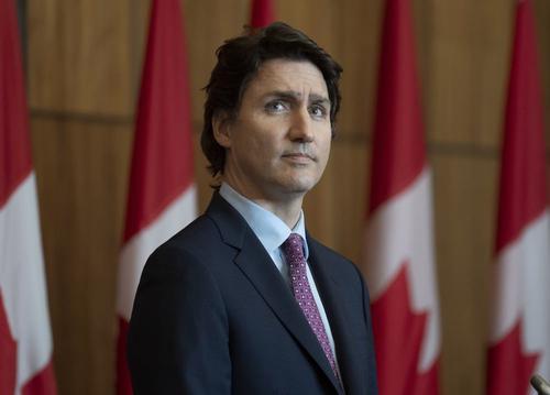 Премьер-министр Канады Трюдо сообщил, что 45 минут говорил с Зеленским по телефону