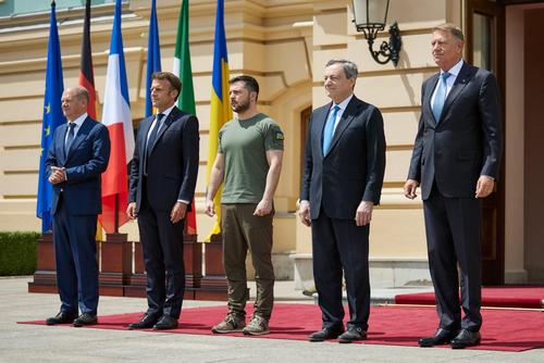 Во Франции пользователей сети рассмешило фото, как Макрон обнял Зеленского на встрече в Киеве