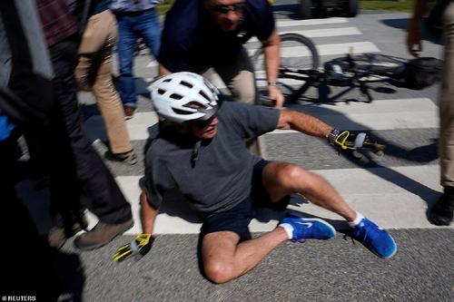 В сети появилось видео падения Байдена с велосипеда во время прогулки