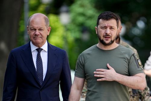 Читатели Le Figaro осудили главу Украины Зеленского за внешний вид на встрече с лидером Франции