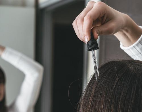Трихолог Кохас призвала не пользоваться маслами и инъекциями для борьбы с выпадением волос после коронавируса