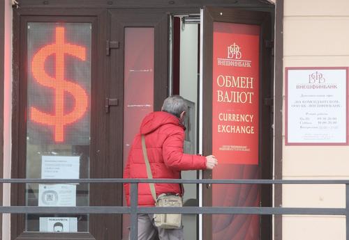 На Мосбирже цена за доллар упала ниже 55 рублей впервые с июня 2015 года
