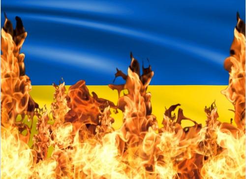 Молодые люди сожгли в центре Риги украинский флаг