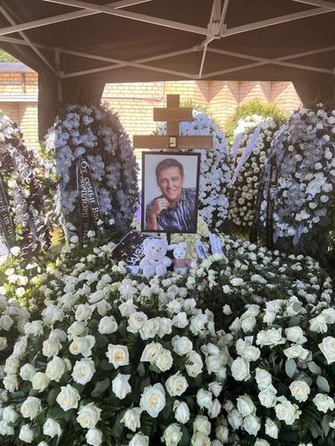 На Троекуровском кладбище похоронили Юрия Шатунова, на похоронах были только семья и близкие друзья
