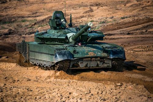 Минобороны РФ показало видео работы Т-80БВ и БТР-82А по уничтожению огневых точек и укрепленных позиций в ходе операции на Украине