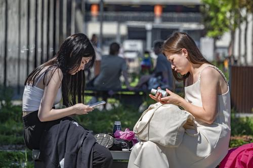 Эксперт Кувиков: чтобы обезопасить смартфон в жару, надо избегать попадания солнечных лучей и перегрева