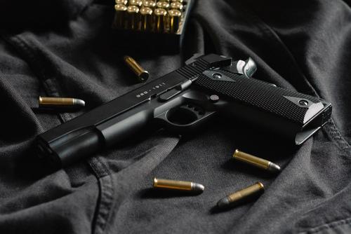 Советник главы МВД Украины Андрусив заявил, что свободное ношение пистолетов в стране могут разрешить к осени