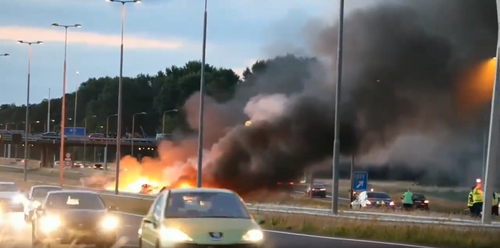 В Нидерландах фермеры продолжают сопротивление полиции: горит сено посреди шоссе, есть погибший