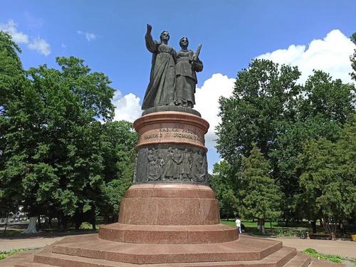 Под Киевом снесли памятник 300-летию воссоединения России и Украины