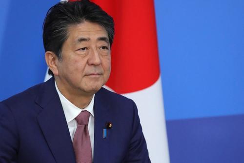 В соцсетях публикуют видео с места нападения на  бывшего премьера Японии Абэ