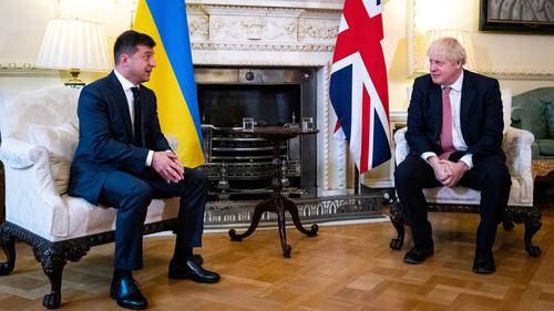 Зеленский назвал подавшего в отставку Джонсона «героем» и поблагодарил за решительные действия по  конфликту на Украине