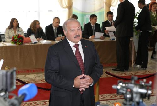 Лукашенко: настоящий белорус будет защищать свой дом с оружием, если понадобится