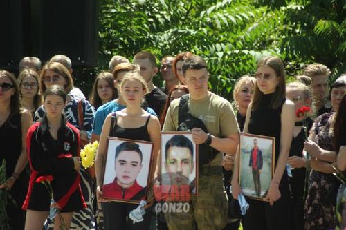 Донецк простился с погибшими в Шахтёрском районе волонтёрами