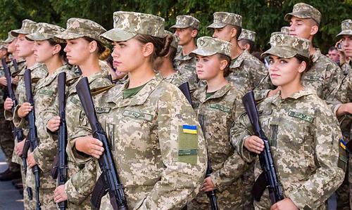 Украинок могут призвать в армию для поднятия боевого духа