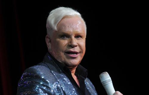 Арт-директор Бориса Моисеева заявил, что Алла Пугачева ежемесячно отправляет артисту тележку с продуктами