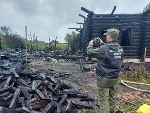 Семь человек погибли при пожаре в частном доме в Томской области