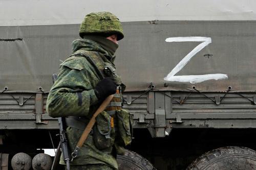 Российские военные из группировки «О» раздали жителям Лисичанска пятьсот продуктовых наборов