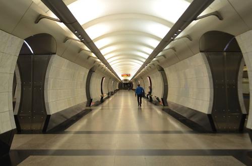 Человек упал на рельсы на «салатовой ветке» московского метро