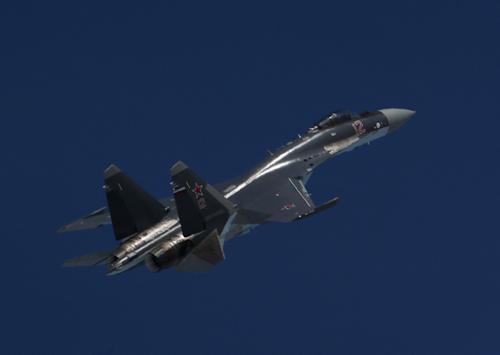 Минобороны продемонстрировало боевую работу истребителей Су-35 и Су-30 в рамках спецоперации на Украине