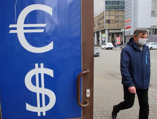 Финансовый аналитик Беляев спрогнозировал «размашистые колебания» курса рубля в августе