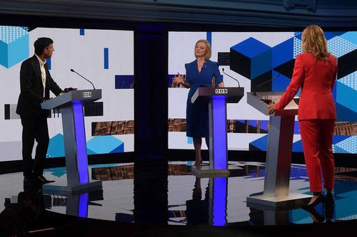 Дебаты кандидатов на пост британского премьера пришлось прервать, после того как ведущая упала в обморок на словах Трасс о Путине
