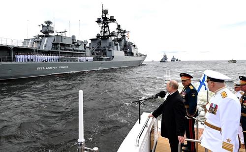Путин на катере обошел парадную линию кораблей на Кронштадтском рейде и поздравил личные составы экипажей с Днем ВМФ