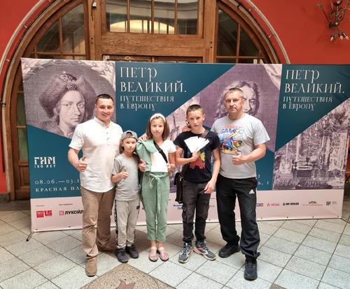 Активист Сергей Ситников и благотворительный фонд организовали поездку для детей в Москву