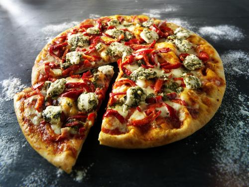 Диетолог Соломатина: кусок пиццы можно вписать в свой повседневный рацион, главное – следить за количеством калорий