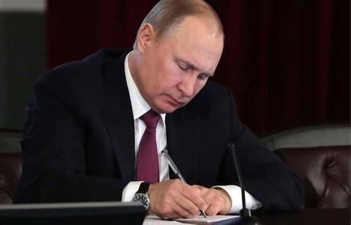 Путин подписал закон о праве использовать материнский капитал на оплату частного образования