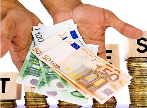 В Латвии хотят ввести налог на «слишком маленькие зарплаты»