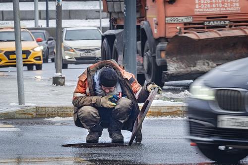 На юго-востоке Москвы спасатели ищут трех рабочих, пропавших при очистке коллектора