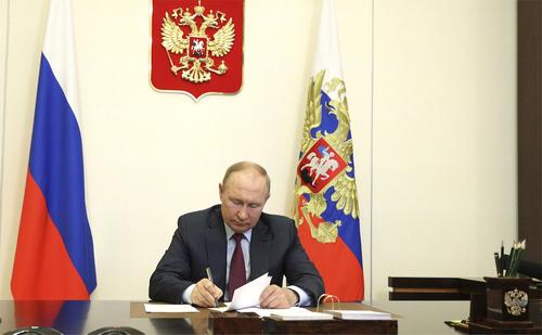 Путин подписал указ о приравнивании одного дня службы на границе с ДНР, ЛНР и Украиной к двум