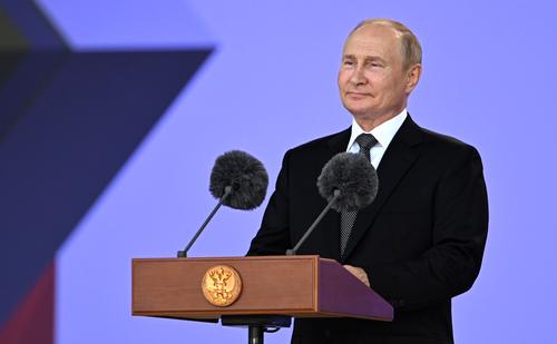 Путин: любовь к Родине, стремление к саморазвитию, желание помогать людям делают народ России непобедимым