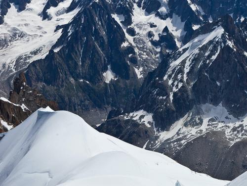 В горах Киргизии погиб альпинист из России