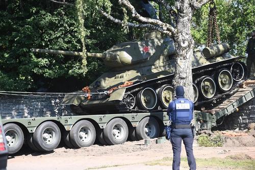 В Эстонии за три часа демонтировали советский танк Т-34