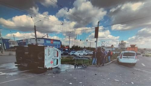 В Магнитогорске автомобиль скорой с пациентом перевернулся на перекрестке