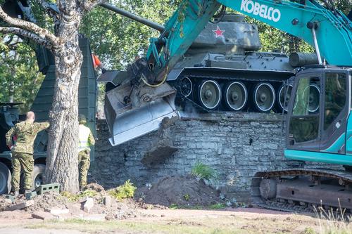 Россия направила Эстонии ноту протеста в связи с демонтажом памятника Т-34 в Нарве