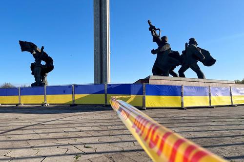 К памятнику Освободителям Риги начали свозить технику – идет подготовка к сносу