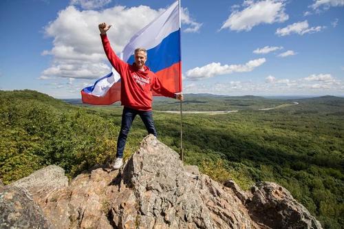 Активисты ОНФ установили флаг России на сопке Змеиная в пригороде Хабаровска