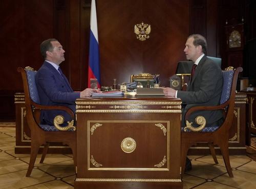 Медведев обсудил с Мантуровым вопросы военно-промышленного комплекса