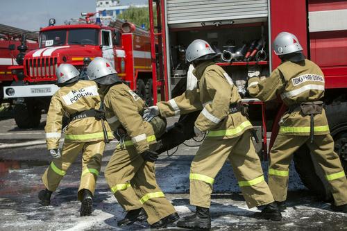 В Москве площадь пожара на складе в Сигнальном проезде увеличилась до 1,5 тыс. кв. м, погиб один человек