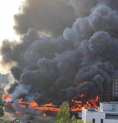В городе Волжском Волгоградской области горит рынок - эвакуировано более 150 человек