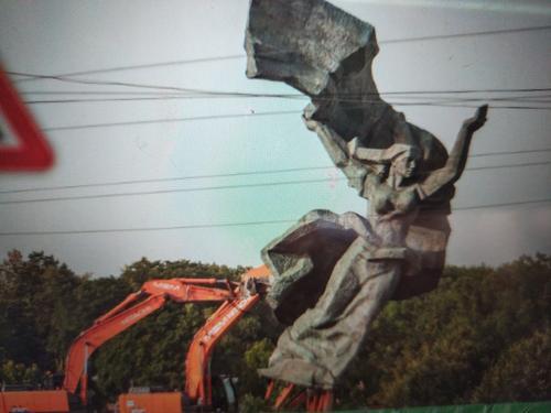 Почему националисты Латвии так боятся снесенного памятника Освободителям Риги