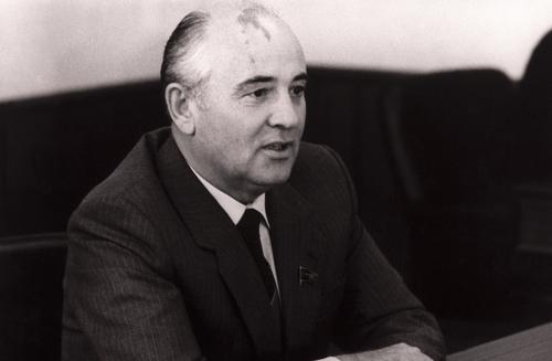 Военный историк Кнутов выразил мнение, что Горбачев был противоречивой личностью
