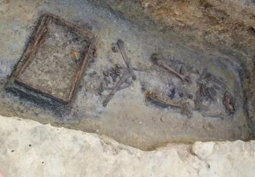 В Германии археологи обнаружили 1 400-летний складной стул в могиле раннесредневековой женщины 