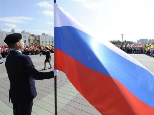 Хабаровские школьники на День знаний спели гимн и подняли флаг РФ
