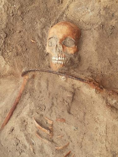 В Польше найдены останки «женщины-вампира» с серпом на шее и замком на ноге